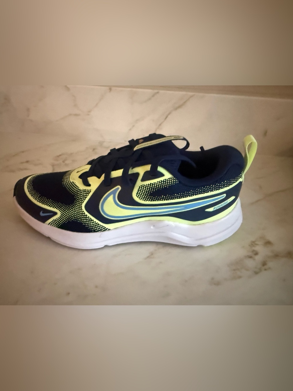 Nike Kids' cosmic running sneaker sz 4Y new with tags
